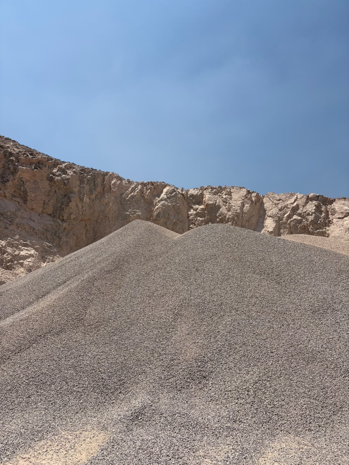 Bemaş aggregate stockpile at the quarry