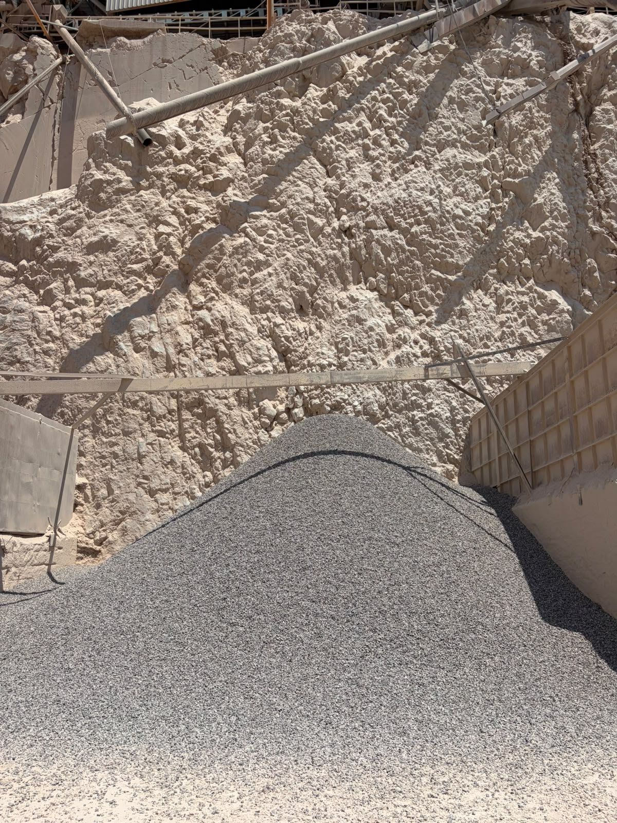 Bemaş aggregate stockpile area at the crushing screening plant