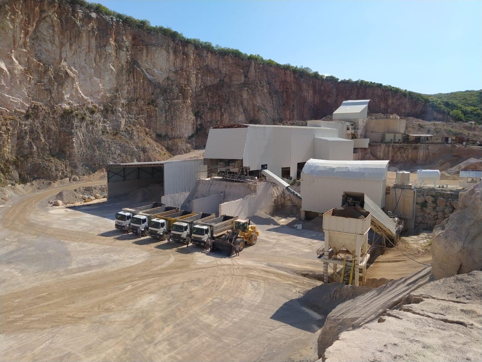 Bemaş Urla crushing screening plant and trucks